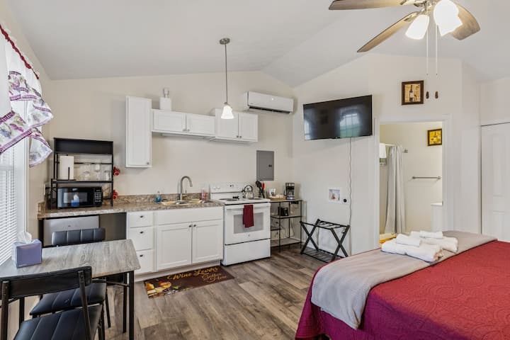Romantic Gotl Escape | Jacuzzi | Walk To Strip - Geneva-on-the-Lake, OH