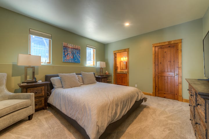 בחדר שינה 2 יש מיטת קינג סייז גדולה עם מזרן מחומם וכיסא ישיבה אחד. יש הליכה גדולה בארון שבו אנחנו מאחסנים את החבילה ומשחקים.  התאורה טובה.