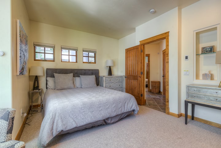 חדר השינה הראשי מרגיש מרווח ויש בו אור טבעי נהדר.  יש בו מיטת קינג סייז, פינת ישיבה קטנה, אח, ג'קוזי והליכה גדולה במקלחת.   כרית מזרן מחוממת כדי שיהיה לכם נוח.