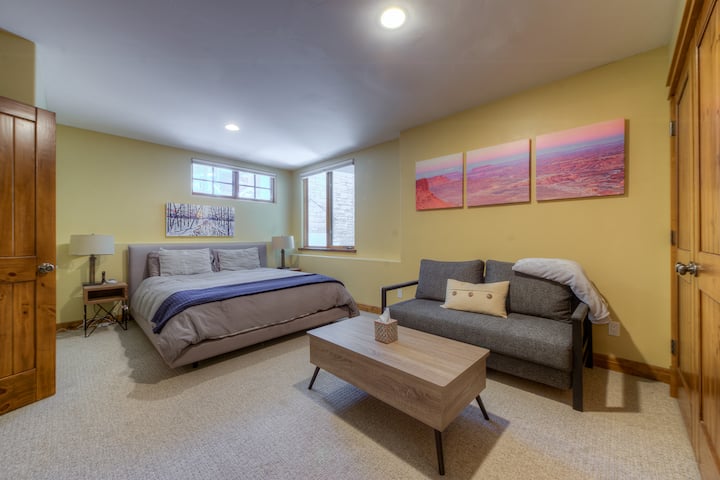 בחדר שינה 3 יש קינג רע וספה נפתחת (2023).  יש כרית מזרן לספה הנפתחת הזו שמאוחסנת בחדר השינה 2 כדי להפוך את המיטה הנפתחת לנוחה.  יש ארון גדול ומדפסת, מסך נוסף). 