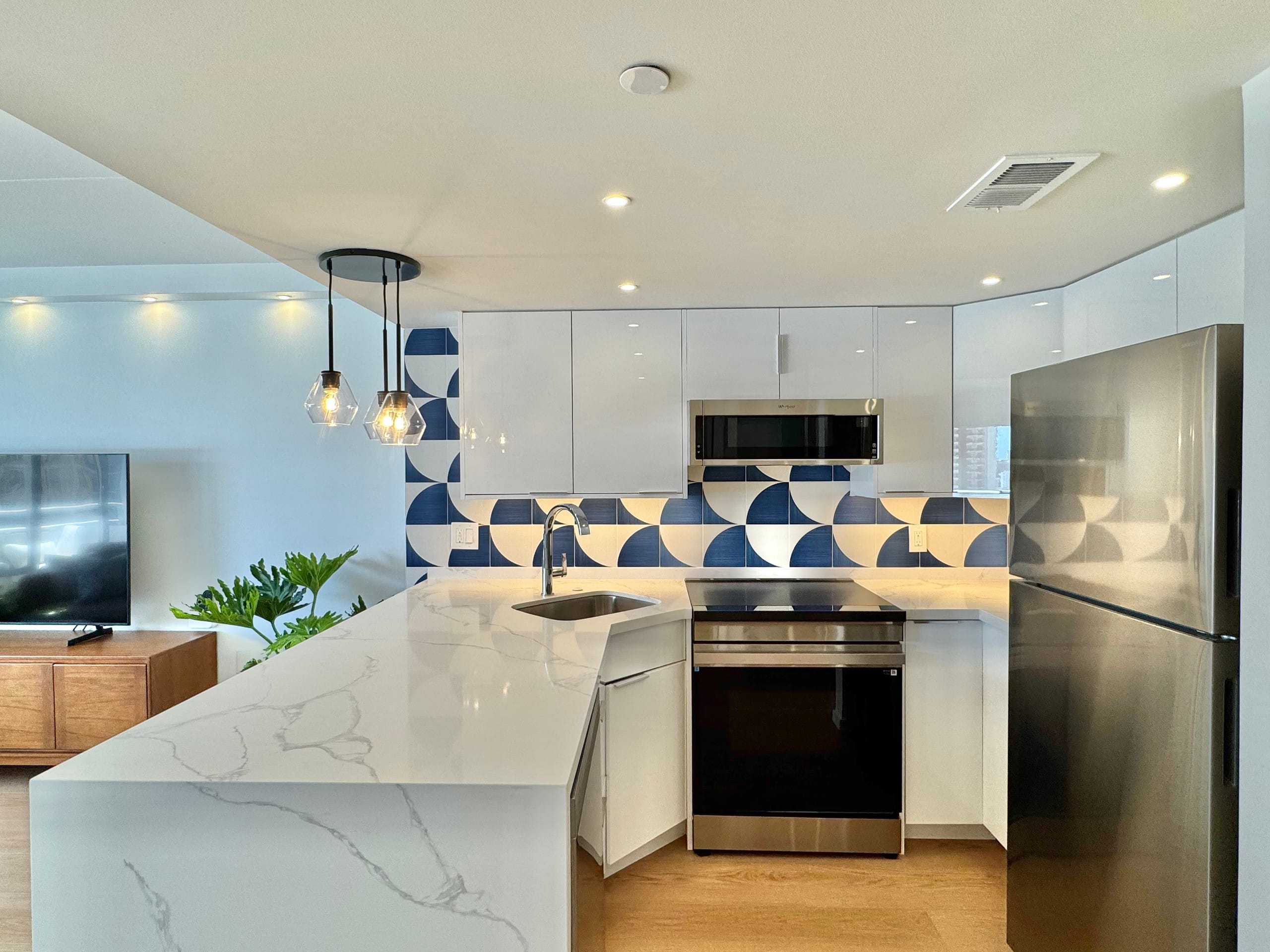Condo in Honolulu · ★4.93 · 1 bedroom · 2 beds · 1 private bath - Image 28