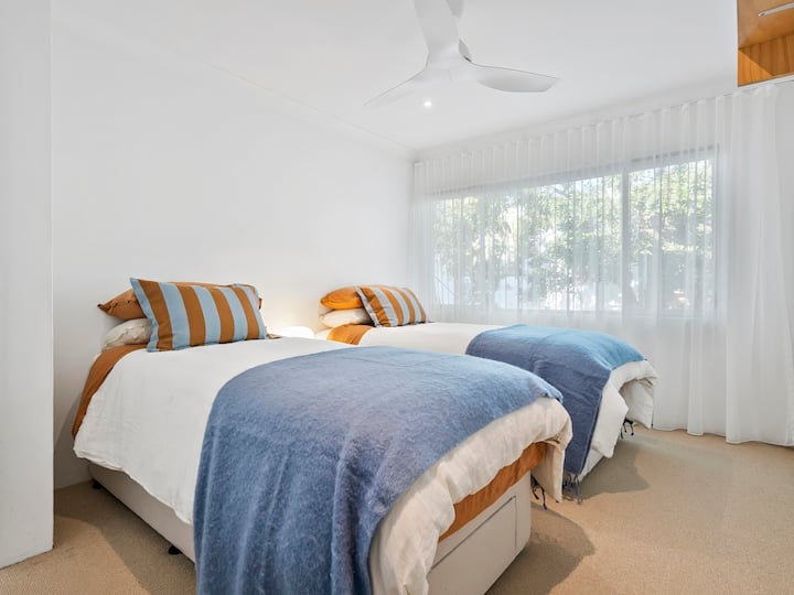 ห้องนอน 2 - เตียงเดี่ยว 2 เตียง (สามารถรวมเป็นเตียงคิงไซส์ 1 เตียงได้)