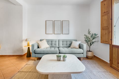 Top Airbnb: Colorful Home | 5BR, Work Area + cine, Near Beach en La Vila Joiosa / Villajoyosa
