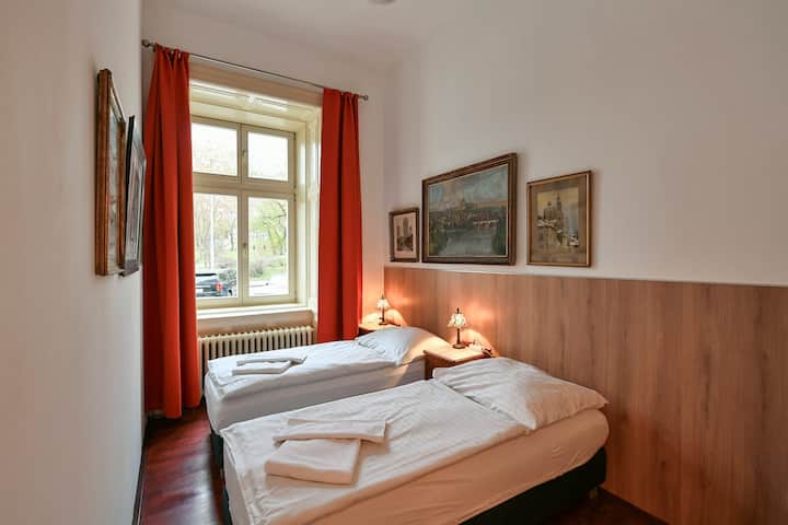 4 Single Beds, 2 Bedrooms, Kitchen, Dining Room - Prague