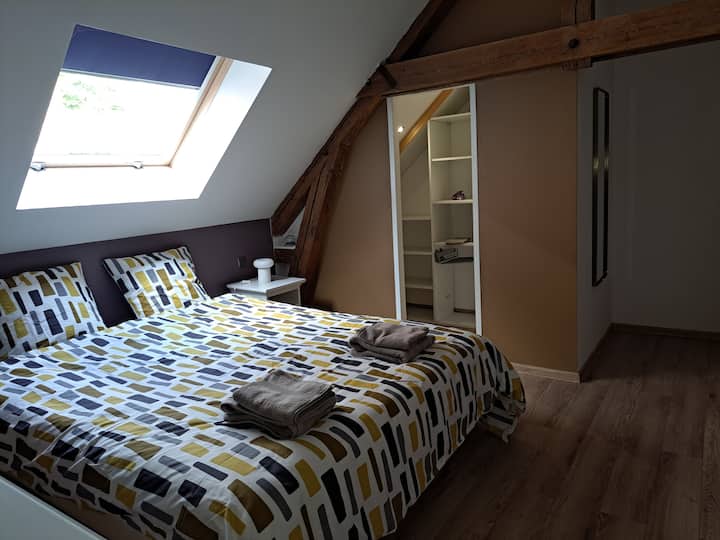 Apartmán Master s manželskou posteľou 160 a matracom Tempur 21 cm.
Kancelárske priestory.
Klimatizácia s diaľahkovým ovládaním, 80 cm TV s TNT kanálmi, žalúzie, nočné lampy, zrkadlo na nohy.