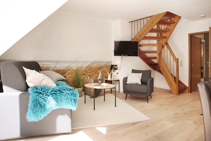 舒适的客厅配有沙发床、有线电视和Fire TV棒，因此您可以收看Netflix或迪士尼+。 凭借100兆互联网、明亮的房间和现代家具，这个区域成为公寓的中心。