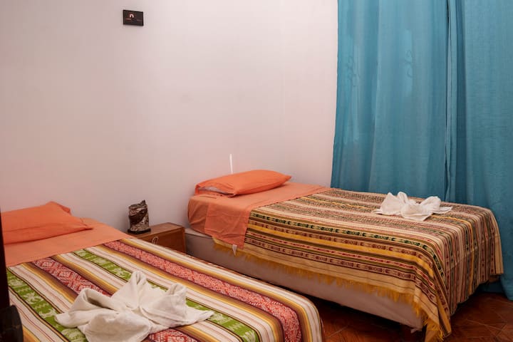 Habitación 3: doble twin, cuenta con aire acondicionado.