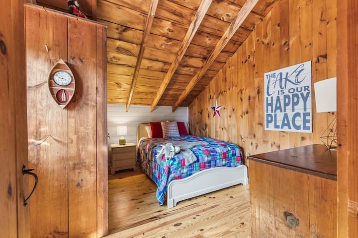 Arriba ~ dormitorio queen.
