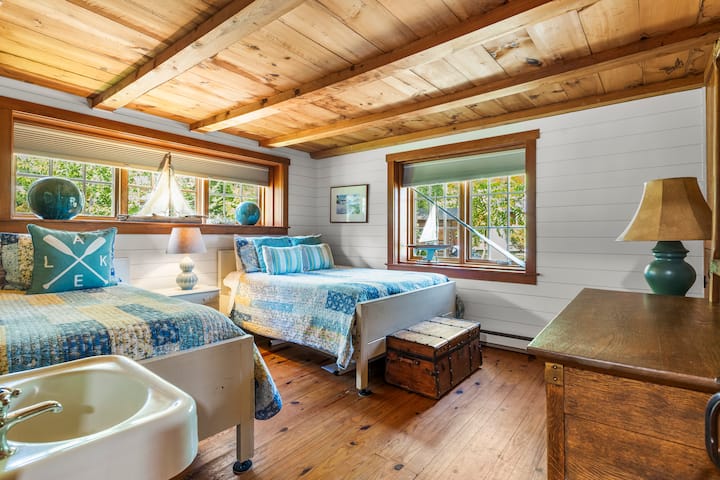 Dormitorio en la planta principal con una cama doble y una cama tamaño queen.