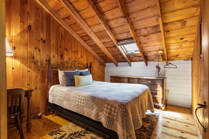 Dormitorio de arriba con una cama doble.
