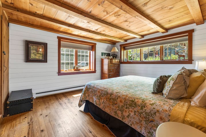 Dormitorio 1 ~ Cama tamaño king.
