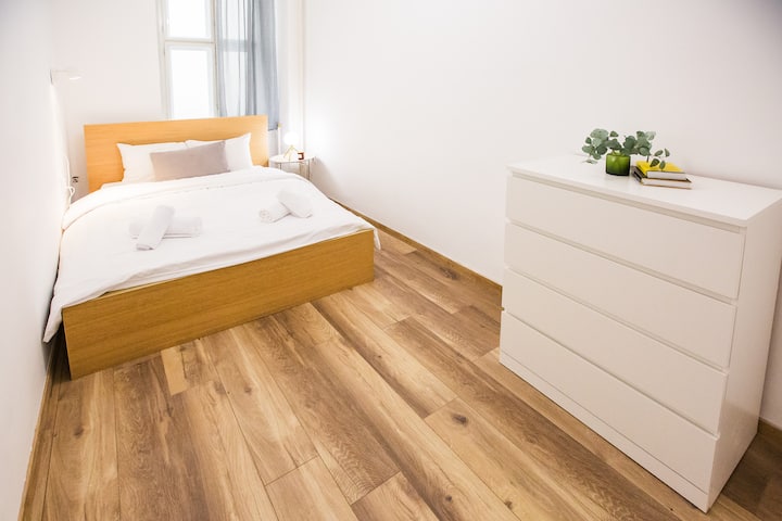 Chambre n° 1 avec lit queen size et armoire avec tiroirs.