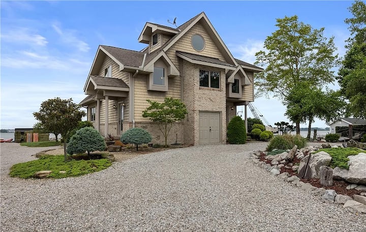 Waterfront Luxury Family Retreat - Sleeps 17!