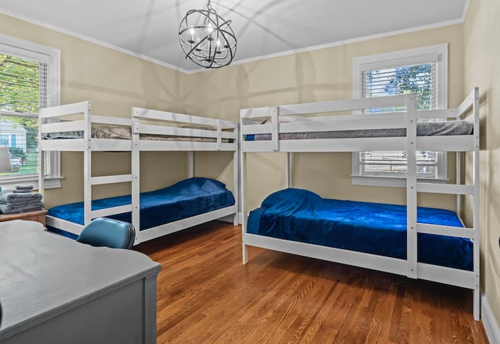 三号卧室- 4张双层床风格的单人床