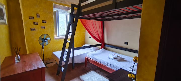 בנותיהם של גיגנטינו וזאירה ישנו בחדר הקמין. זה נקרא כך כי הוא חומם על ידי מכסה הארובה של המטבח. הרהיטים מודרניים, עם מיטת קומותיים מעץ ושתי מיטות יחיד.