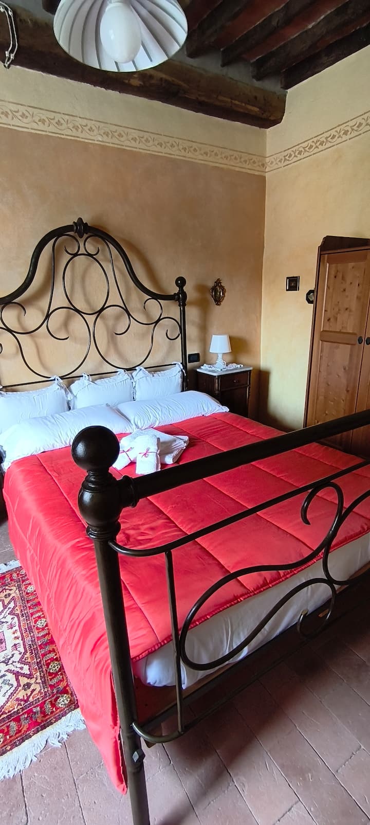 הוא נקרא "חדר סבא", כי סבו של מריו, ג'יגנטינו, ישן כאן עם אשתו. הרצפה והתקרה מקוריות, כמו גם הריהוט, מלבד מלתחת והנברשת. חלון מואר משקיף על החצר למטה.