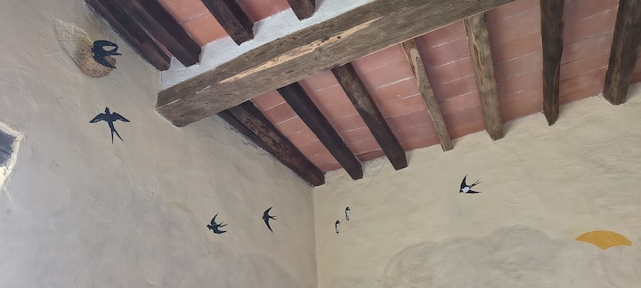 זהו "חדר הסנוניות". בשנים שבהן הבית היה בלתי מיושב, הסנוניות בנו קן שאליו הן חזרו מדי שנה.  במהלך השיפוץ, אנה שמרה עליו וקישטה את הקיר עם אורחי העבר.