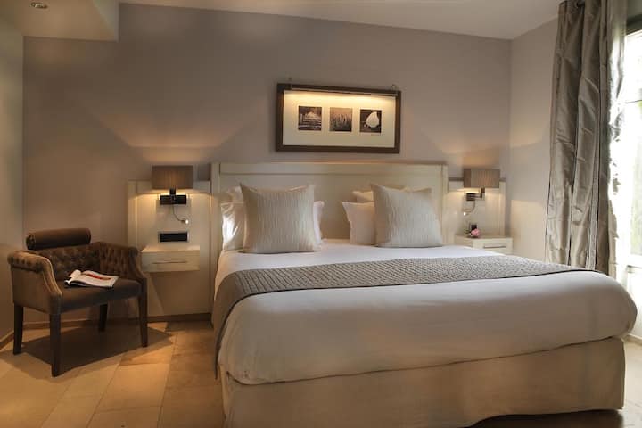 V tejto izbe nájdete buď manželskú posteľ alebo dve samostatné postele podľa vašich potrieb. (Dajte nám vedieť pri rezervácii, či chcete dve samostatné lôžka).