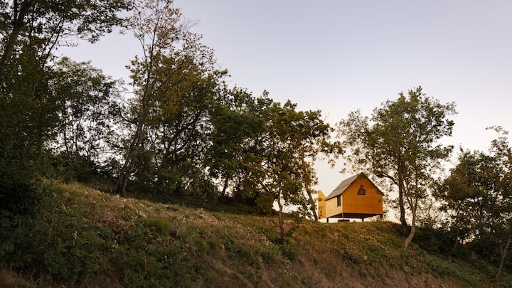 Este es un terreno al que solo se puede llegar a pie, que puede acomodar su tienda 3X2 o podemos montar con una StarsBox, ver en la foto.
Luz y agua, mesa con sillas y silla Adirondacks proporcionadas.