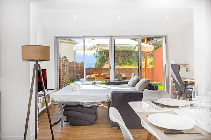 Eettafel, slaapbank, bureau, tv, Netflix, airconditioning, terras, tuin, uitzicht op zee.