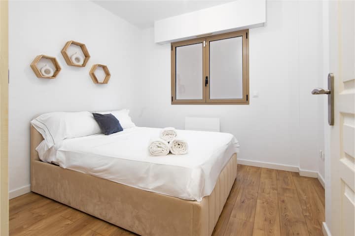 Slaapkamer, tweepersoonsbed, handdoeken.