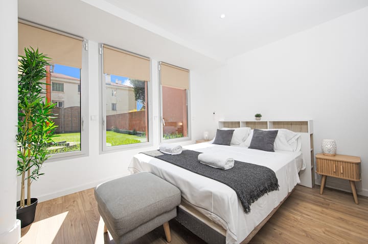 Slaapkamer, handdoek, tweepersoonsbed, nachtkastjes, kleedkamer, eigen badkamer.