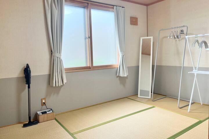 ・布団×2
・扇風機×1
・掃除機(SHARP)
・物干し竿
・ワードローブ
・ハンガー各種
・懐中電灯(Panasonic)×1