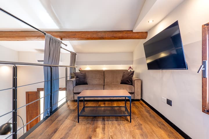 Acogedor loft con un gran sofá cama (190x140 cm) para relajarse y un gran televisor inteligente para la máxima comodidad y entretenimiento.