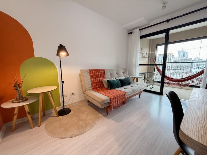 Sala de estar, en el fondo el balcón con oficina en casa 