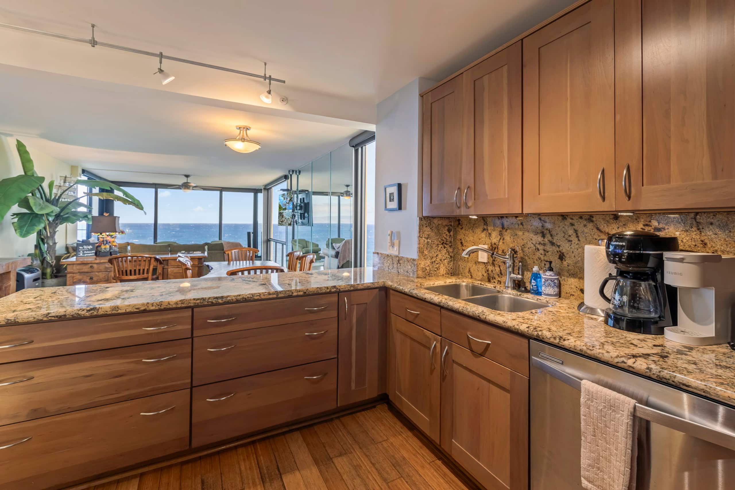 Direct Oceanfront Mahana 2 King Bed Master Suites - Image 9