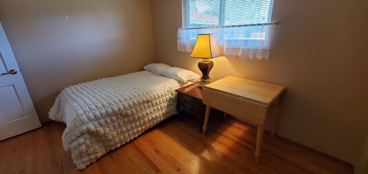 مصباح مريح على طاولة السرير