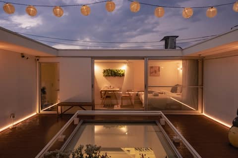 3 mins walk to the station, 10 mins to Shibuya, 15 mins to Shinjuku, Shimokitazawa within walking di