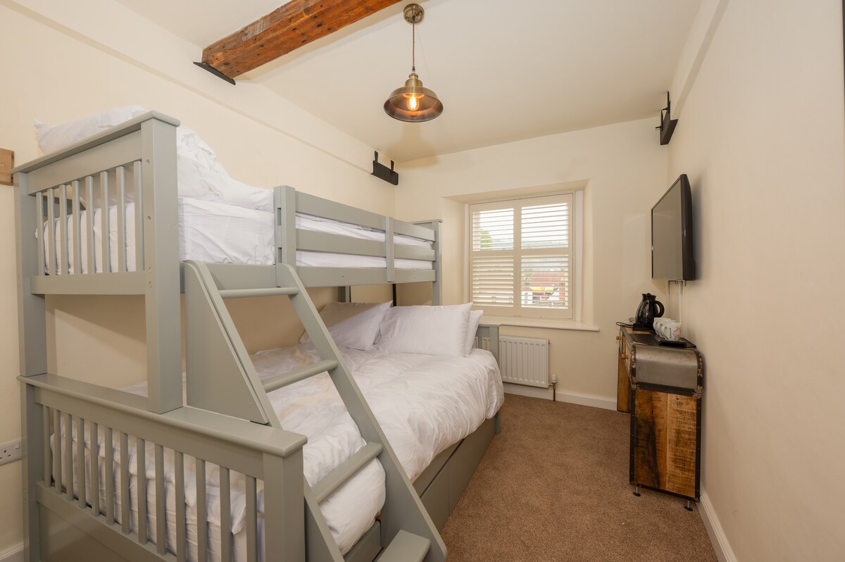 Ორსართულიანი საწოლები; ნახევრად გვირგვინის საოჯახო ოთახი