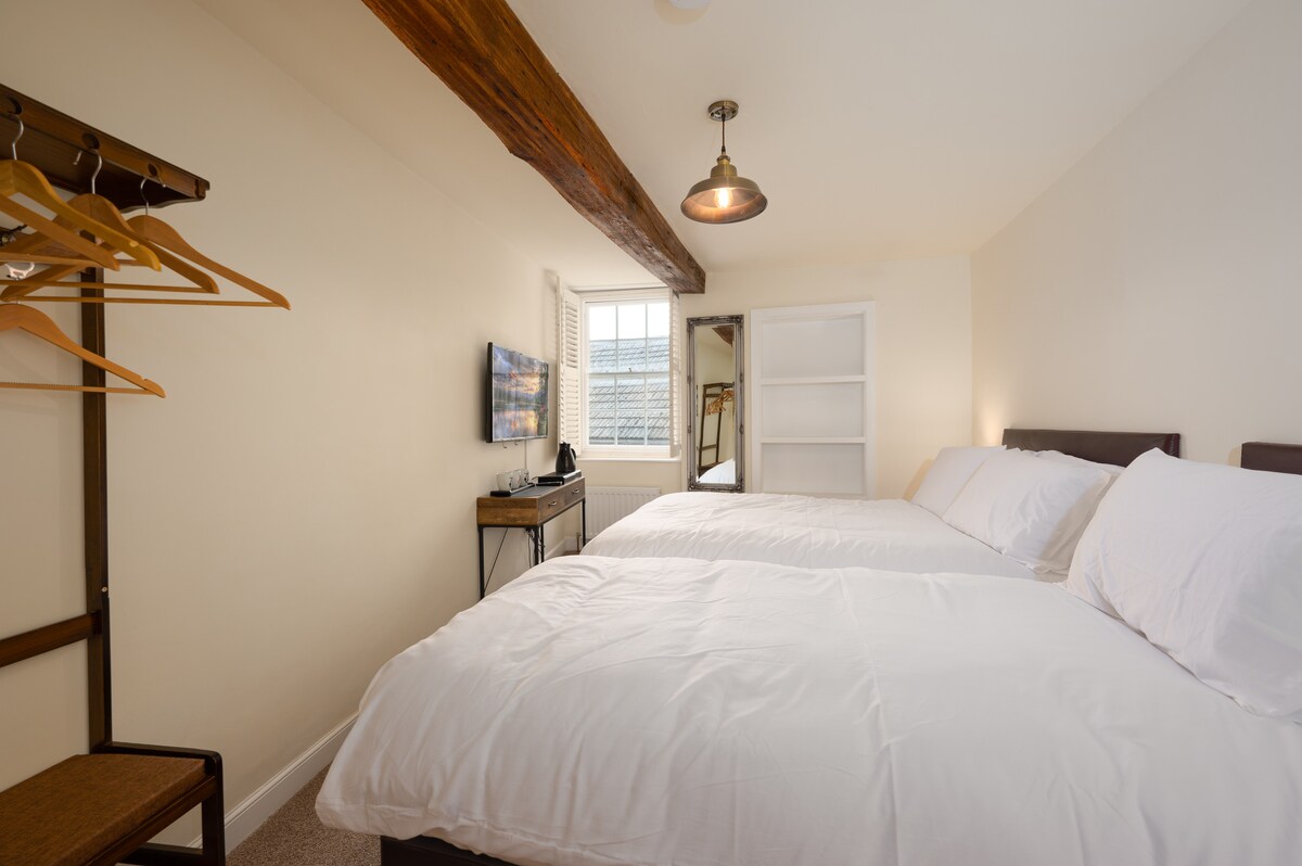 Ფლორინის საოჯახო ოთახი; ორადგილიანი საწოლი და ერთადგილიანი საწოლი.