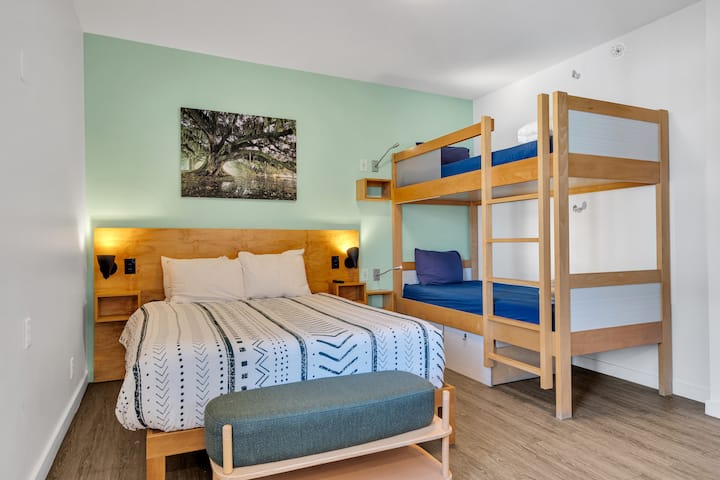 Entire Floor Of Funky Hotel On Streetcar Line! - New Orleans