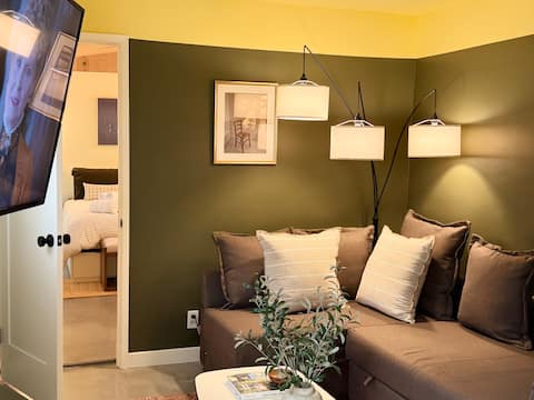 Popular Airbnb listing: Cozy Guesthouse Near Venice Beach & Marina Del Rey in Del Rey
