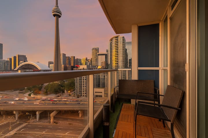 CN Tower View – Spacious 3BR – Pool/Gym – Walkable