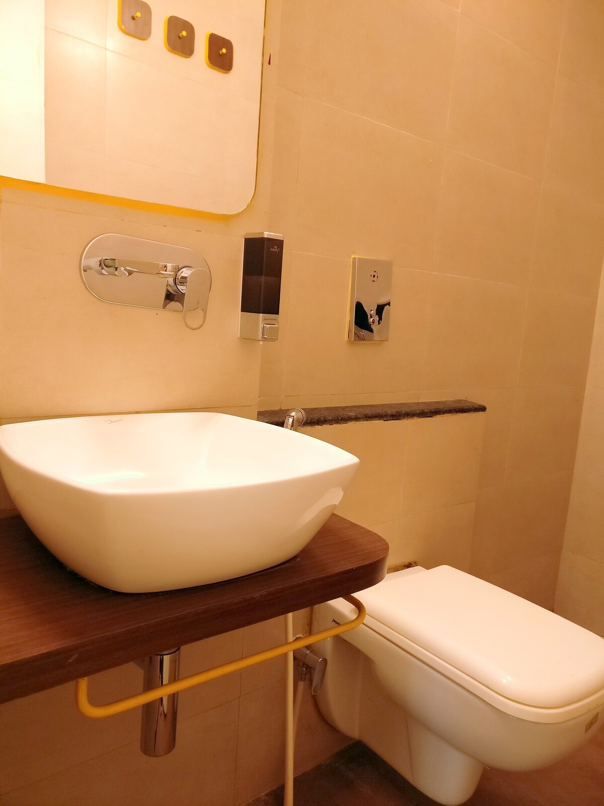 Peace room near DB mall & Rani Kamlapati Station - Boutique hotels