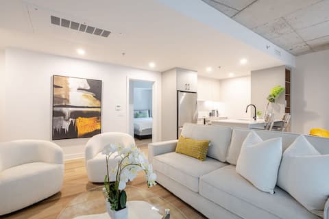 Popular Airbnb listing: 2BR Gem in Old Montreal with Free Parking in Ville Marie
