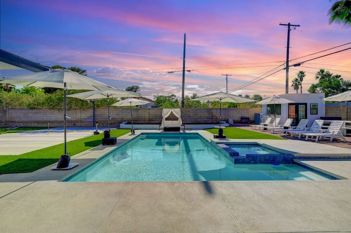 F1 Week Luxury | PoolSpa, Cabanas, Firepits, Court gallery image 3