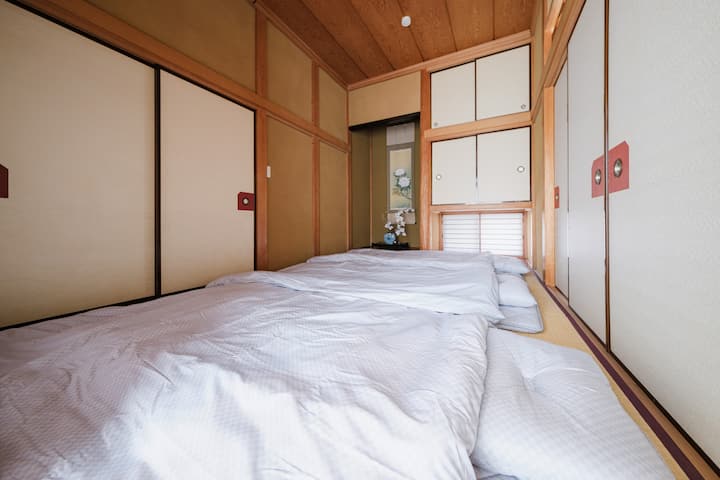 日本の伝統的な和室は、布団3組を敷いて寝室としてご利用いただけます。
快適な寝心地のために、歴史ある有名な布団メーカー、昭和西川の布団セットをご用意しました。