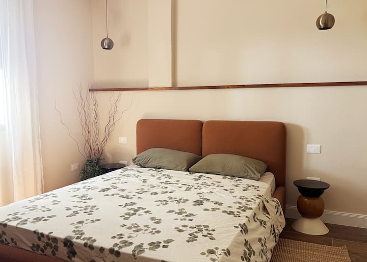 דרך חלון החדר תוכלו ליהנות מנוף נפלא לגינה ולים. החדר מצויד במיזוג אוויר, שידה לבגדים, מגבות, שמיכות קיץ וחורף וכריות נוספות.



