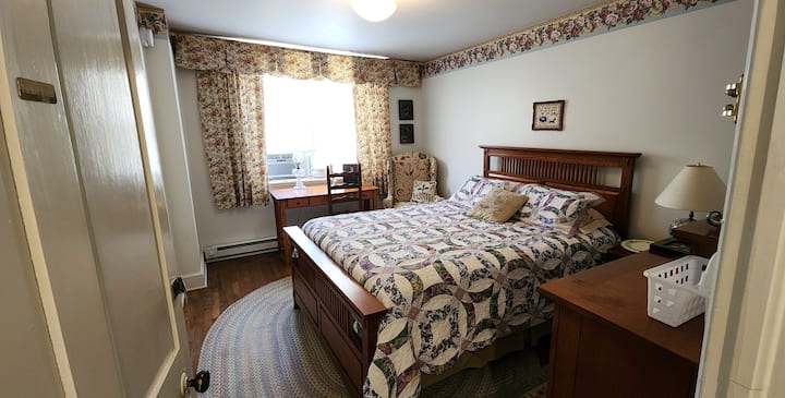 Hay un escritorio.
El aire acondicionado de la ventana se instala según la temporada.