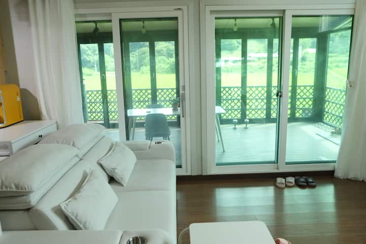 Il y a un autre grand salon dans le salon.