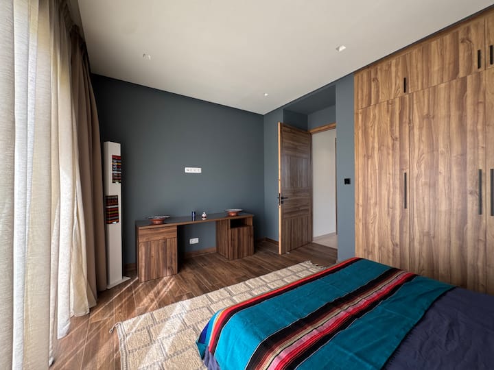 سرير بحجم كوين وأجواء أنيقة