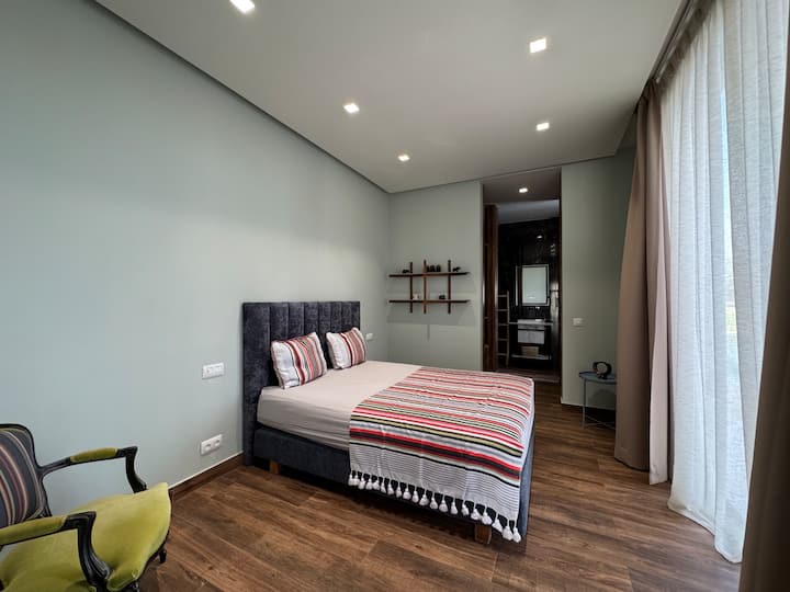 جناح أنيق مع حمام عصري وغرفة ملابس