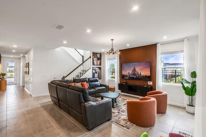 Dans cet espace ouvert, vous trouverez une cuisine, un salon et la salle à manger. Notre cuisine est entièrement équipée. Dans le salon, vous verrez une télévision, deux canapés et des chaises. Et il y a également un coin repas avec une table, des chaises, un plafonnier. 