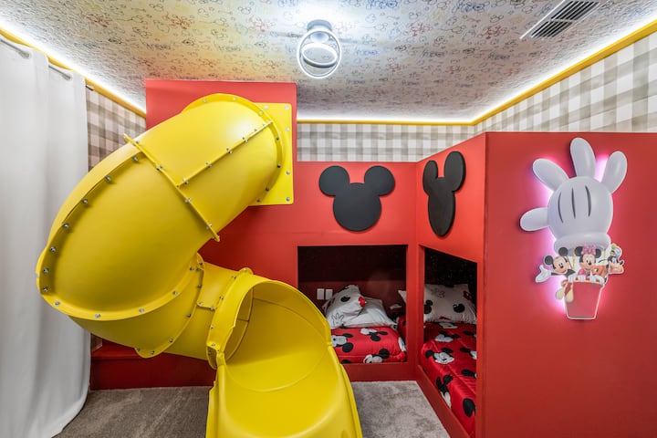 Zoomez sur une cachette fantaisiste de Mickey : des lits superposés rouges vifs avec des alcôves douillettes, des touches audacieuses d'oreilles de souris et un toboggan jaune sinueux à partir du loft. Chaque coucher se transforme en une aventure joyeuse et pleine d'entrain avec Mickey et ses amis.               