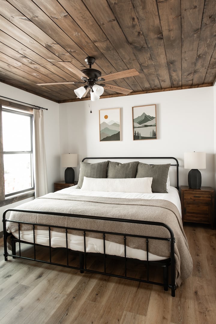 - Adjustable base to sit up while watching a movie
- High-Quality Serta mattress
- Quince bamboo sheets & nice pillows
- Samsung Smart TV with full-motion mount
- Closet for clothing storage