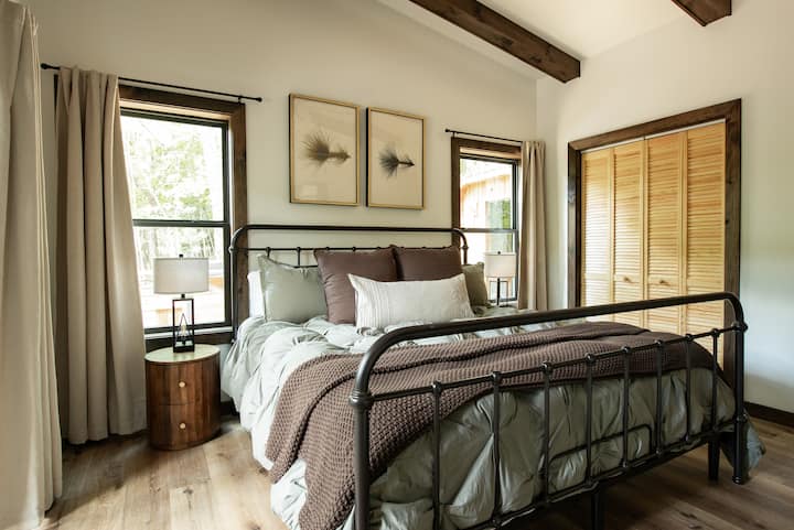 - Adjustable base to sit up while watching a movie
- High-Quality Serta mattress
- Quince bamboo sheets & nice pillows